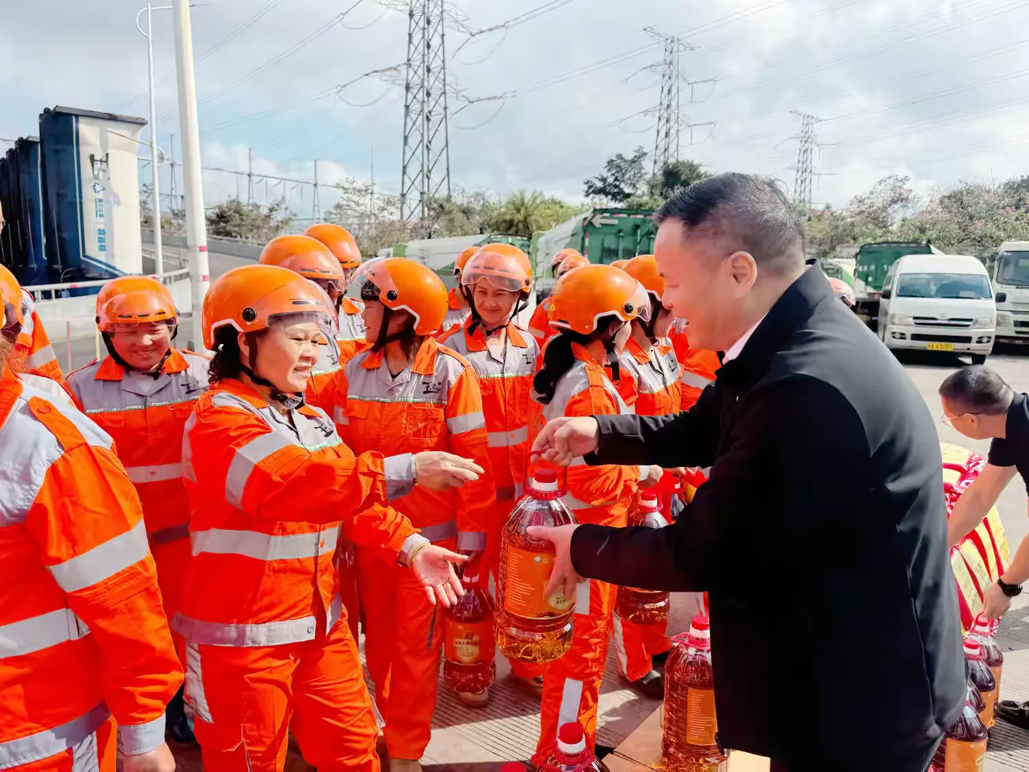 球盟会qmh开展2026年春节慰问海口市一线环卫工人活动(图4)