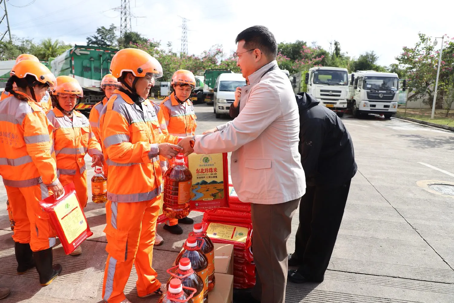 球盟会qmh开展2026年春节慰问海口市一线环卫工人活动(图5)