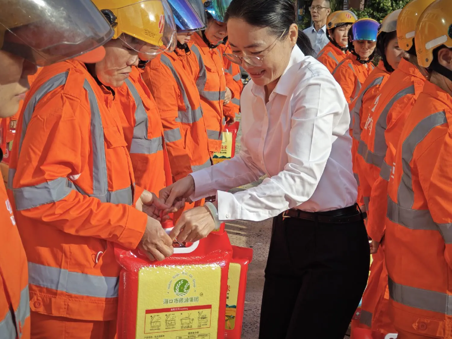 球盟会qmh开展2026年春节慰问海口市一线环卫工人活动(图6)