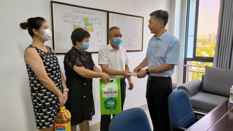 市国资委党委委员、副主任杨树坤一行慰问球盟会qmh抗疫服务志愿者(图1)
