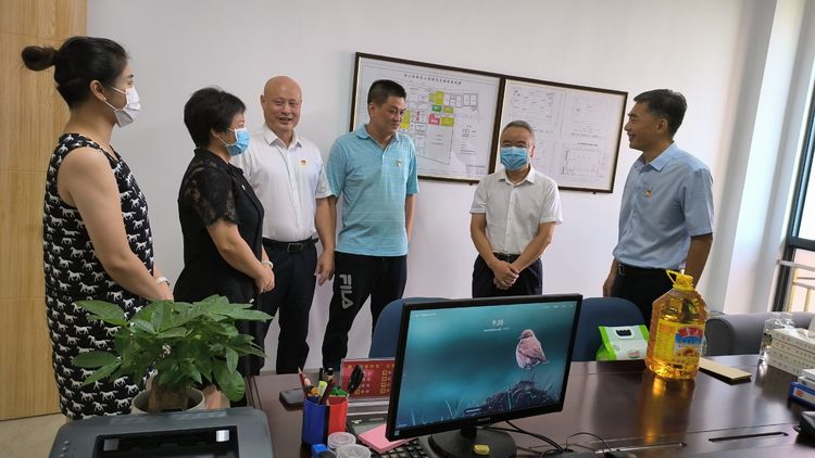市国资委党委委员、副主任杨树坤一行慰问球盟会qmh抗疫服务志愿者