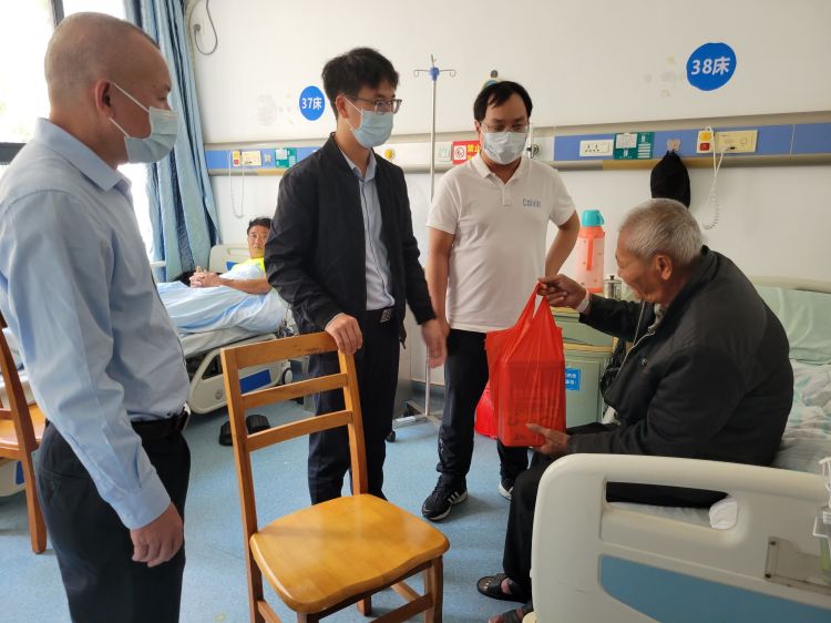 深情帮扶，精准慰问——球盟会qmh探望摔伤五保脱贫户(图2)