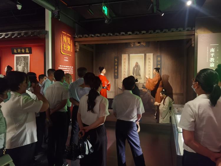 传承海瑞精神 激荡清风正气——球盟会qmh开展“清廉国企 青廉有我”主题党日活动(图5)